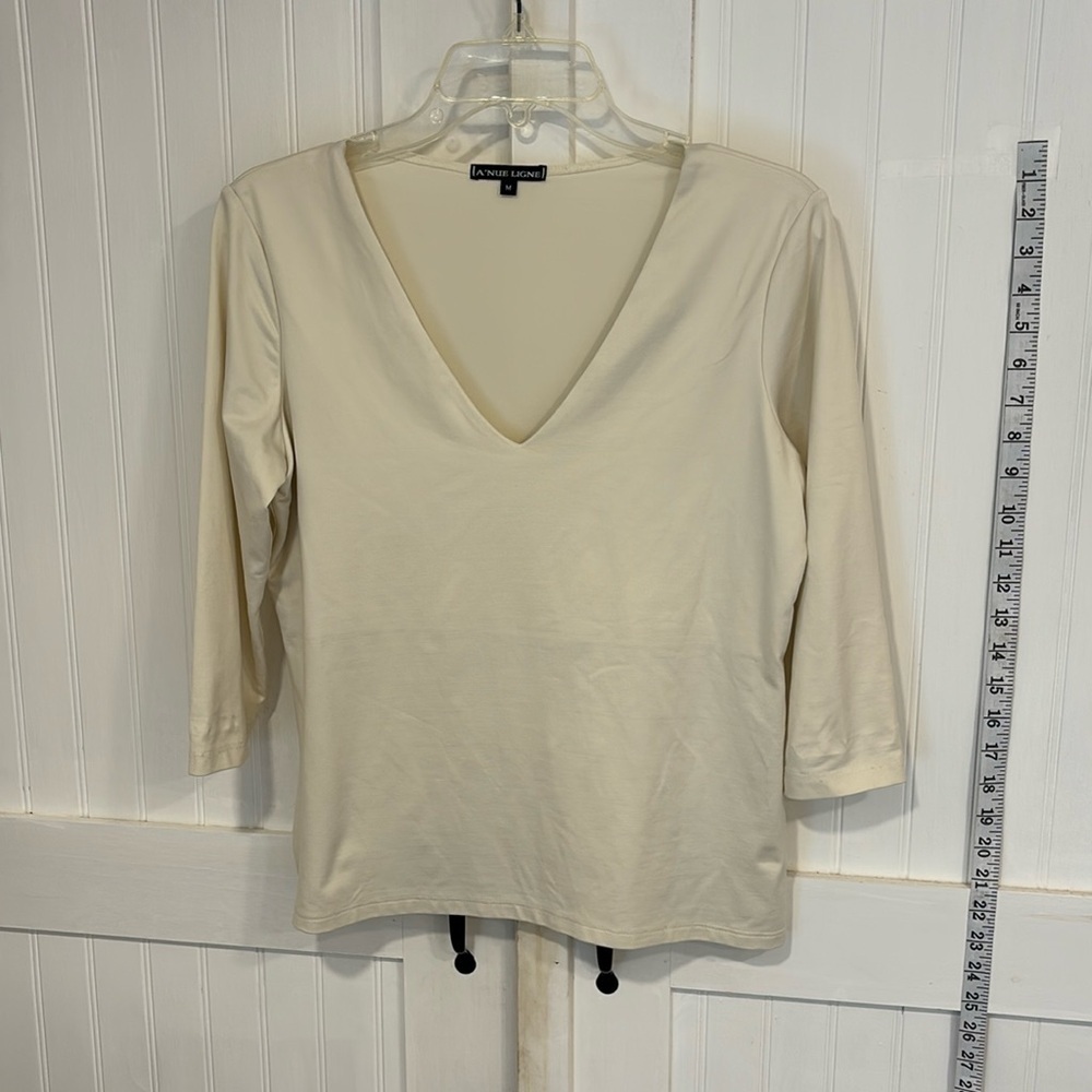 A’Nue Ligne 3/4 sleeve, V-neck cream top with shelf bra size M.